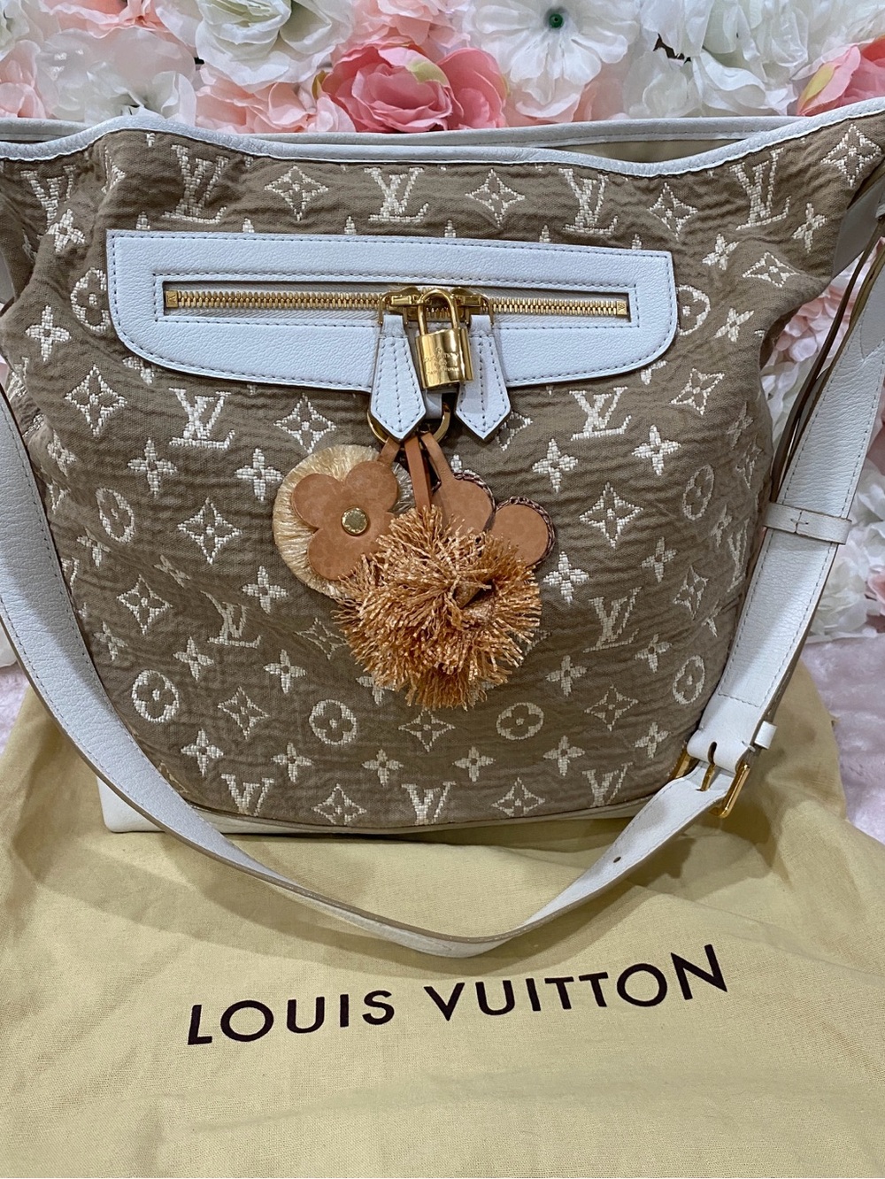 Louis Vuitton Sabbia Besace Bag